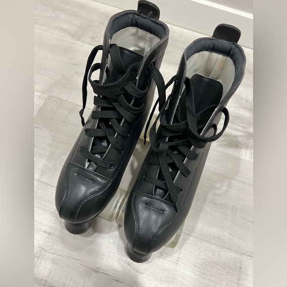 Women’s Light-Up Rollerskates - Picture 2 of 4